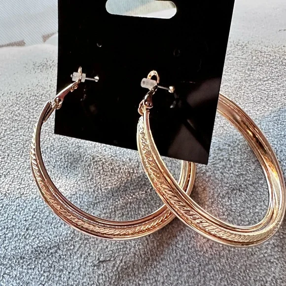 Ava & Aiden 1 1/2” gold hoop earrings - Picture 2 of 3